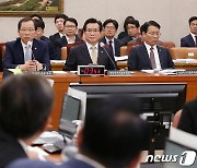 국회 농해수위 전체회의 출석한 정황근 장관