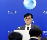 통화정책방향 기자간담회 하는 이창용 한은 총재