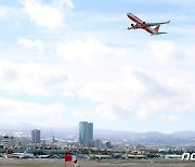 제주공항에 '초속 22.4m' 강풍…항공기 7편 결항·81편 지연