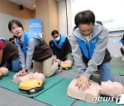 심폐소생술 교육 받는 GS리테일 임직원