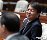 안철수 "美 도청 의혹, 막연한 설명으론 한계…확실히 해소돼야"