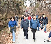 "청와대도 개방했는데 우이령길만 '안보논리'로 통행제한"