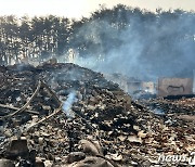 [르포] 강풍타고 번진 불길에 강릉 펜션·주택가 쑥대밭…주민들 ‘망연자실’