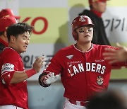 추신수 '솔로포 축하'