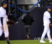 [포토]9회초 ‘공이 펜스에 꼈어요!’ 김재환