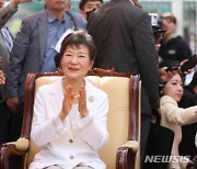 박근혜, 귀향 후 첫 공개 외출 …대구 동화사 방문