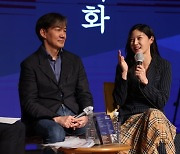 조국 "대통령실 도·감청 의혹 수사해야"…북콘서트에 조민 등장