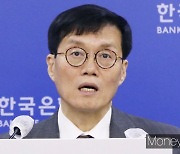 [머니S포토] 한은 이창용 "상반기에 금리 인하 언급 부적절"