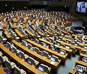 국회 전원위원회, 곳곳 빈 의원 좌석