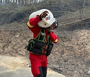 가스통 옮기는 산림청 공중진화대원