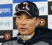 [포토S] 인터뷰 하는 이승엽 감독