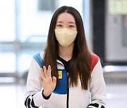 김예림 '공항 도착과 동시에 손 인사'[포토]