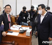 주호영 위원장, 여야 간사와 대화