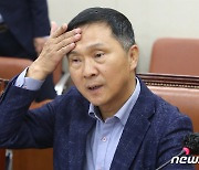 긴장한 김연명 공동위원장