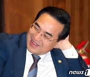 미소 보이는 박홍근 원내대표