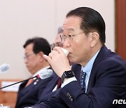 물 마시는 권영세 장관