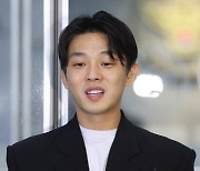 "유아인, 지인들과 클럽서 마약투약" 목격담 솔솔…유아인측은 "사실무근" 반박