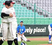 '져도 괜찮아~ 고개 들어!' 최선을 다한 강릉고에 쏟아진 '박수 세례'