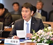 이복현 금감원장 "불법 외환송금, CEO 제재 신중해야"