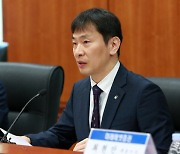 이복현 "불법 외화송금 관련 CEO 제재 신중" 기류 변화