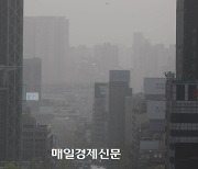 중국발 최악 황사에 뒤덮인 하늘···“지긋지긋한 마스크, 다시 꺼냈어요”