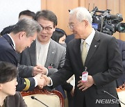 인사하는 김종기 공동위원장과 윤희근 경찰청장