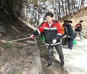 김진태 지사, 도청 직원들과 산불현장 환경정리