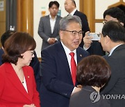 국민의힘 공부모임 국민공감 참석자들과 인사하는 박진 외교부 장관