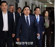 [포토] 산자위 전체회의 참석한 윤관석 장