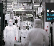 인텔-ARM '파운드리 동맹'···삼성·TSMC 추격 속도낸다