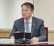 ADB 총회 관계기관 회의 주재하는 방기선 1차관