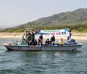 [경남소식] 도 수산자원연구소, 섬진강 일대 어린 재첩 40만 마리 방류