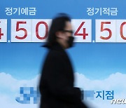 "금리 인상 종료" 짙어진 기대…한은 물가 잡기 흔들까