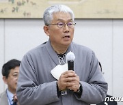 의원들 질의에 답하는 한만위 교장