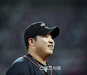 [포토]3회말 실점위기 더블아웃으로‘ 미소 김민우