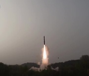 북한, 고체연료 ICBM ‘화성 18형’ 시험발사 확인…김정은 “만족”