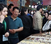 연일 광폭 행보 보이는 김건희 여사…대전서 전통시장 방문 및 봉사활동