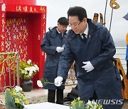 세월호 참사 희생자 추모 헌화하는 김영록 전남지사