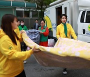 김건희 여사, 이동식 빨래방 봉사활동