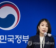 취재진 질문에 답하는 이효정 통일부 부대변인