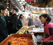 전통시장에서 상인과 대화하는 김건희 여사