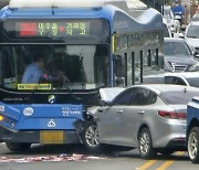 인천서 중앙선 넘은 승용차, 시내버스와 충돌…3명 부상