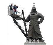 [포토]'이순신 장군 동상 세척작업'