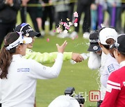 [포토]이주미 '화려한 우승 축하 꽃세레'