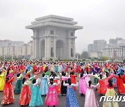 북한, 여맹일꾼·여맹원들 '무도회' 진행…태양절 111주년 기념