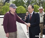 한국전 참전용사 만난 추경호 부총리