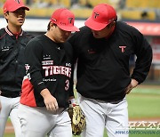 [포토] 김선빈 상태 물어보는 진갑용 코치