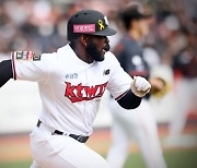 [IS 수원] '1회에만 7득점' KT, 한화 14-2 맹폭…슐서 KBO 첫 승