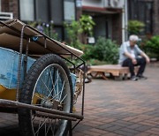 "통행에 불편" 리어카와 8천 원 상당 폐지에 불 지른 60대 '징역 1년'