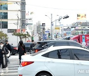 횡단보도 넘어온 차량 우산으로 '탁'…처벌은[죄와벌]